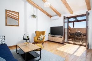 A television and/or entertainment centre at Cesare Apartment, with Swimming pool and Sea view