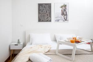 A seating area at Cesare Apartment, with Swimming pool and Sea view