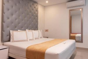 Postel nebo postele na pokoji v ubytování Infinity Hotel