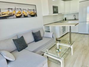 AMADORES BALCONY - WITH OCEAN VIEW. في أمادوريس: غرفة معيشة مع أريكة ومطبخ