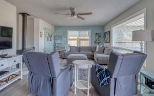 - un salon avec deux chaises et un canapé dans l'établissement Beach Abode, à Waldport