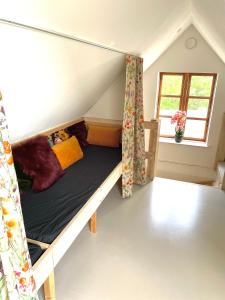 um quarto com um beliche num sótão em A true nature pearl in idyllic surroundings but close to the city em Holbæk
