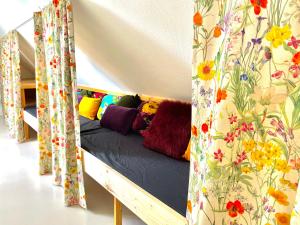 A true nature pearl in idyllic surroundings but close to the city客房内的一张或多张床位