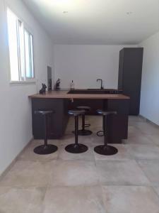 uma cozinha com uma mesa e bancos num quarto em Bas de villa au calme em Marselha