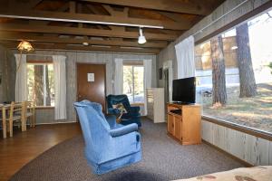 a living room with two chairs and a television at JW Vallecito in Vallecito