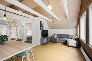 ein Wohnzimmer mit einem Sofa und einem Tisch in der Unterkunft Charming Rooftop Apartment in Heart of Stavanger in Stavanger