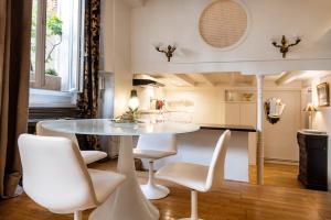 une salle à manger avec une table et des chaises blanches dans l'établissement MHL - Maison Hotel Lyon, à Lyon