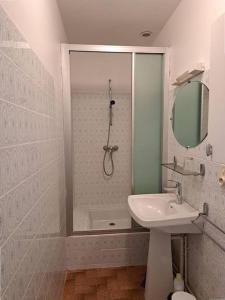 La salle de bains est pourvue d'une douche et d'un lavabo. dans l'établissement COLIBRI, à Lit-et-Mixe
