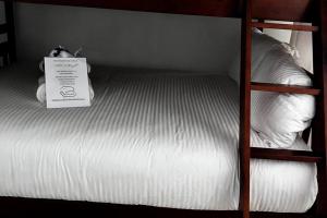 ein Etagenbett mit einem Schild darüber in der Unterkunft Peaceful Luxury Villa - TheShine&GlowPlace in Fajardo