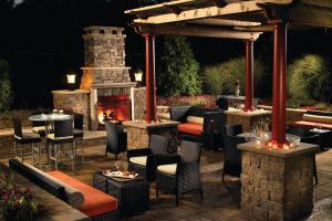 un patio con chimenea, mesas y sillas en Atlanta Airport Marriott, en Atlanta