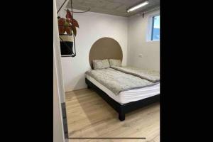 Postel nebo postele na pokoji v ubytování Modern garage suite - free parking & self check in