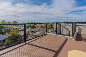 d'un balcon avec une clôture et un banc. dans l'établissement Modern 3 Bed - 3 Bath Townhouse w/ rooftop deck, à Phoenix