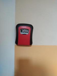 una tostadora roja y negra colgada en una pared en Good Morning Piaskowa Góra, en Wałbrzych