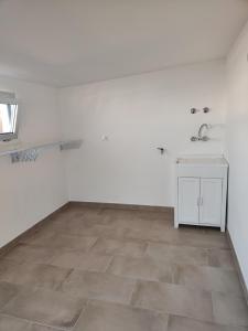 Habitación blanca con lavabo y encimera en b&b La Madonnina en Presicce