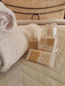 una pila de toallas y productos en una cama en b&b La Madonnina en Presicce