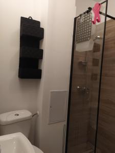 baño con aseo y puerta de ducha de cristal en Good Morning Piaskowa Góra, en Wałbrzych 11 fotos más