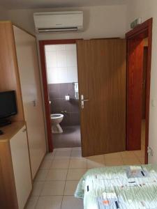 a room with a bathroom with a toilet and a door at Center of town rooms!No.1 in Vis