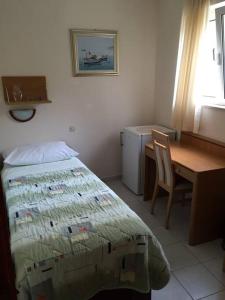 a bedroom with a bed and a desk and a table at Center of town rooms!No.1 in Vis