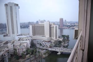 Nile view apartment في القاهرة: اطلالة على مدينة بها نهر ومباني