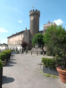 um edifício com uma torre de relógio em cima em La casetta di nonna Sesa em Viterbo