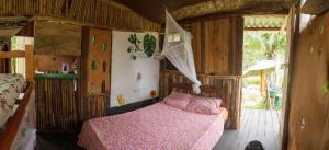 a bedroom with a bed in a room at Chales sprinfeld in Paraty