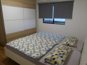 Bett in einem Zimmer mit zwei Kissen darauf in der Unterkunft Modernes Ferienhaus in Paraguay, Hohenau mit Reitanlage und Beachvolleyball in Hohenau