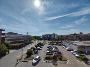 ein Parkplatz voller Autos in einer Stadt in der Unterkunft Apartmani Sofronic Loznica 2 in Loznica