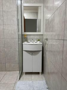 a bathroom with a white sink and a mirror at DON SIMON Apart 2 - departamento nuevo in Esperanza