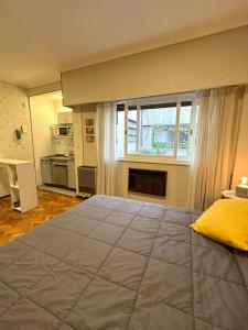 1 dormitorio con 1 cama grande y ventana grande en Guty en Buenos Aires