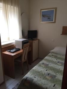 a bedroom with a bed and a desk with a computer at Center of town rooms!No.2 in Vis