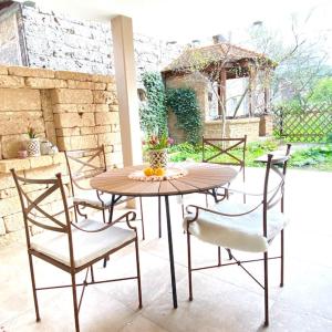 Une table et des chaises en bois sont disponibles sur la terrasse. dans l'établissement ST-Apartment Charming 1 mit Terrasse und Garten, 3 Zimmer in Geislingen, à Geislingen an der Steige