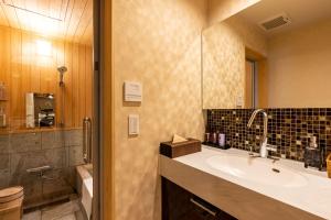 La salle de bains est pourvue d'un lavabo et de toilettes. dans l'établissement 京 吉乃家, à Giommachi
