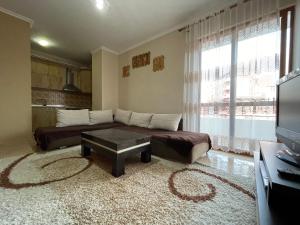 uma sala de estar com um sofá e uma mesa em B&B - Private rooms 2 em Tirana