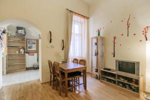 Un comedor con mesa y sillas y un televisor. en Center of the City, - it's only yours, with two bedrooms, 1 price for 3, en Budapest