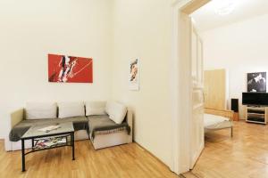 una sala de estar con un sofá y una mesa en Center of the City, - it's only yours, with two bedrooms, 1 price for 3, en Budapest 2 fotos más