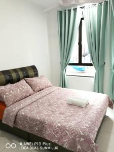 - une chambre avec un lit et une fenêtre dans l'établissement KNM Homestay Melaka, à Ayer Keroh