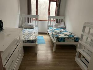 En eller flere senge i et værelse på Serene & quiet 2- Bedroom Cottage Statelodge area