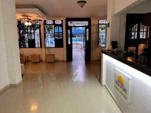 una sala con una hall con tavoli e sedie di Hostal Boutique Casa Pere a Cartagena de Indias
