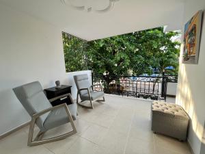 ein Wohnzimmer mit 2 Stühlen und einem Tisch in der Unterkunft Hostal Boutique Casa Pere in Cartagena de Indias