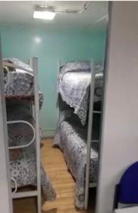 Habitación con 2 literas y espejo. en Experiencia la Rinconada en Comodoro Rivadavia