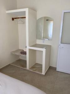 Baño blanco con lavabo y espejo en Los Amores Apartments C, en Pérula