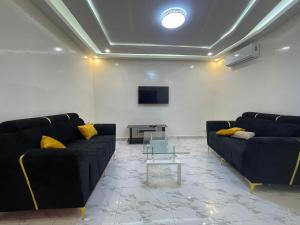 un salon avec deux canapés et une table dans l'établissement Résidence KANN, à Dakar