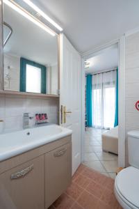 Koupelna v ubytování Aphrodite Apartment ideal for holidays in Siviri + 37 fotografií