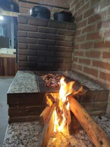 um forno de tijolos com uma lareira em Canto do Pássaro Aconcheg em São Bento do Sapucaí