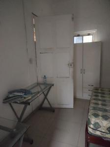 um quarto com uma mesa e um quarto com uma porta em 717 Pizarro guesthouse em Trujillo