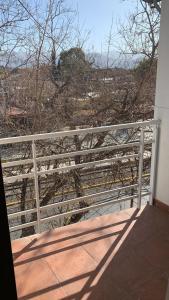 una valla blanca en un lado de una casa en Carriles Inn en Mendoza