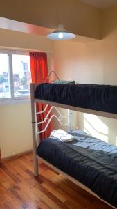 2 łóżka piętrowe w pokoju z oknem w obiekcie Carriles Inn w mieście Mendoza