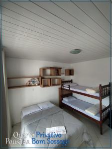 Bom Sossego في جوينفيل: غرفة نوم بسريرين بطابقين في غرفة
