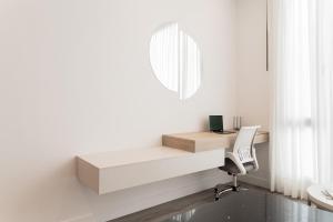 a white office with a desk and a chair at Bo Living 81 in Bogotá