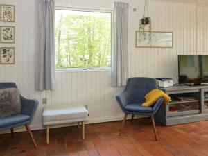 Oddeにある6 person holiday home in Hadsundのリビングルーム(椅子2脚、テレビ付)